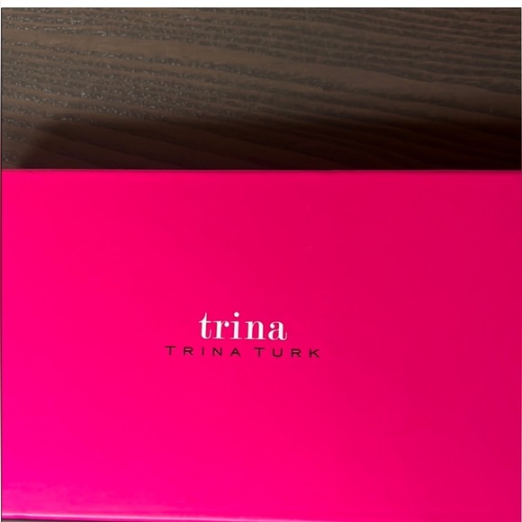 ❤️❤️ Trina Turk Floral Wallet - Navy❤️❤️ - Picture 5 of 5